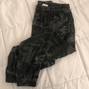 Aritzia/TNA grey camo joggers